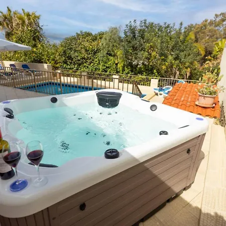 Lorella - Private Pool, Jacuzzi By Homely 梅利哈