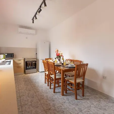 Vakantiehuis Lorella - Private Pool, Jacuzzi By Homely Mellieħa