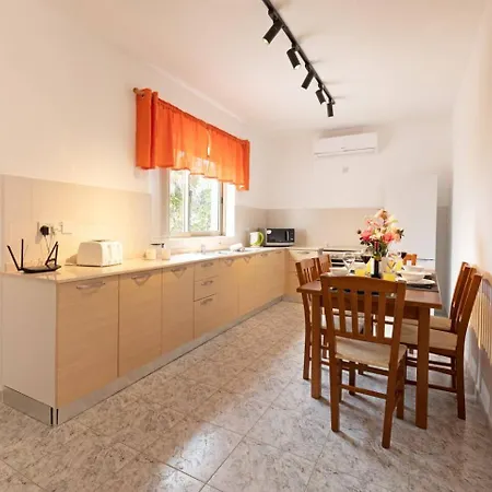 Vakantiehuis Lorella - Private Pool, Jacuzzi By Homely Mellieħa