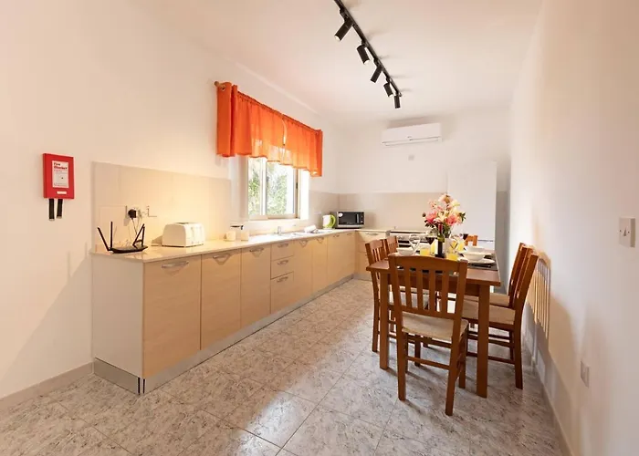 Nyaraló Lorella - Private Pool, Jacuzzi By Homely Mellieħa